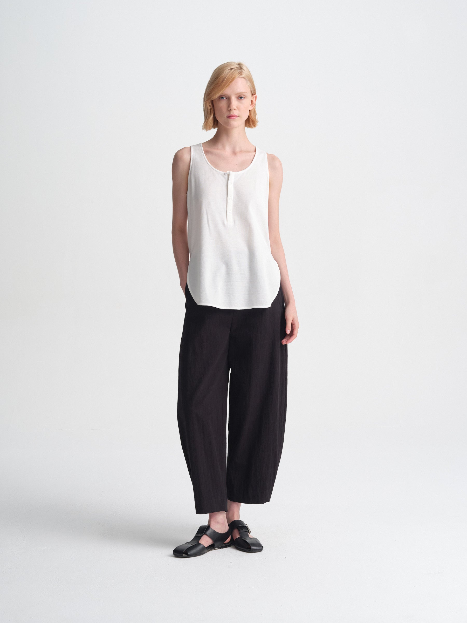 IGC_CAP_30_050-2847_Lou_Top_White_2180